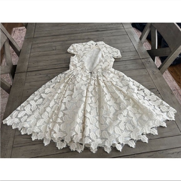 ALICE + OLIVIA Jayna Lace Open Back Fit and Flare Dress in Cream White - Size 0 - Picture 4 of 6